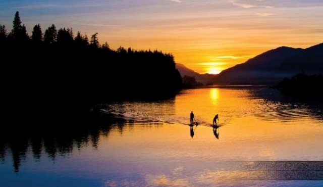  Puede disfrutar del SUP al atardecer
